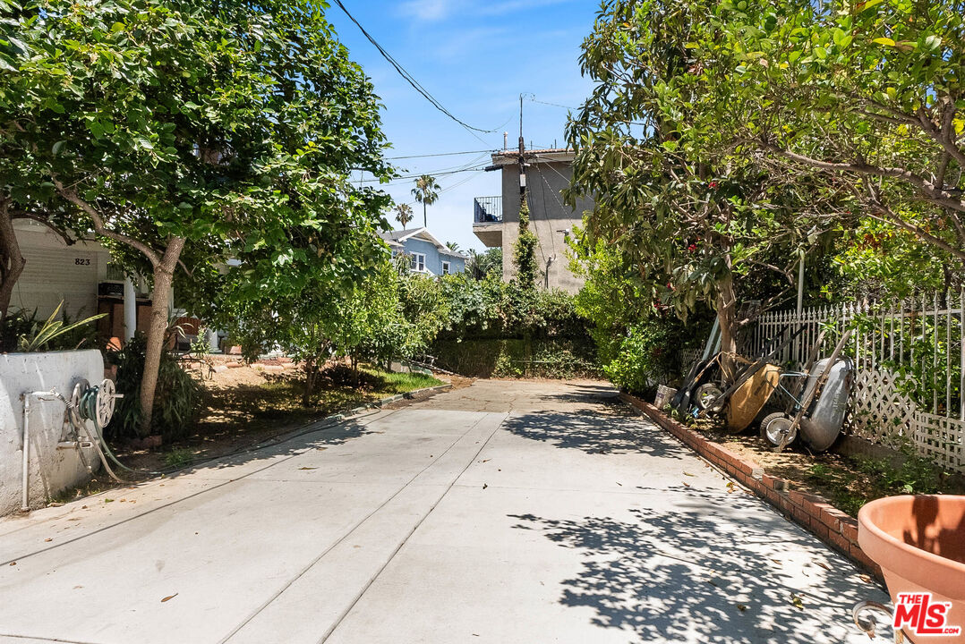823 Glendale Blvd