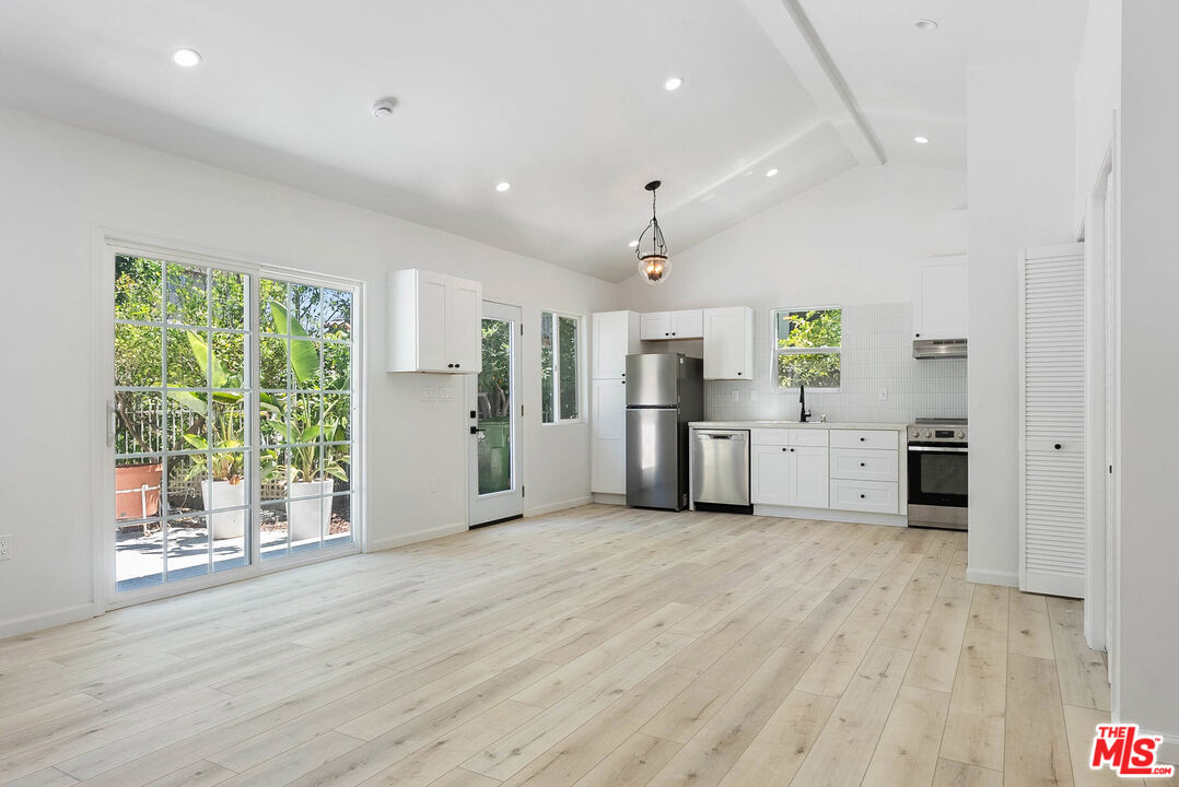 823 Glendale Blvd