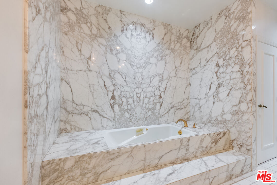 1220 Roxbury Dr Unit: 302