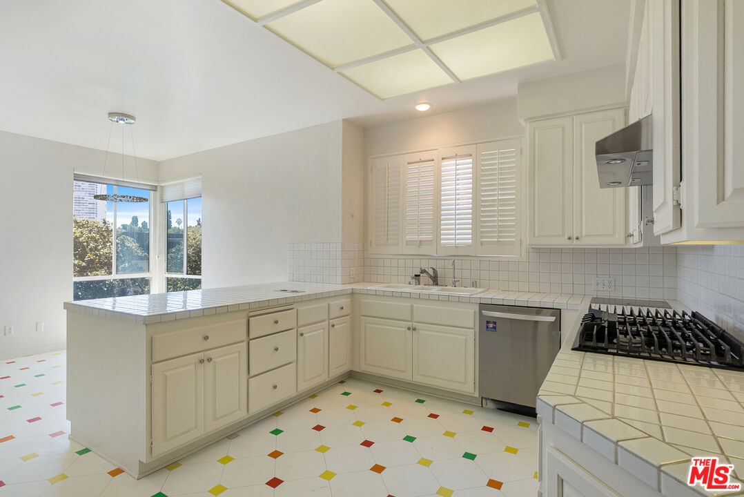 1220 Roxbury Dr Unit: 302