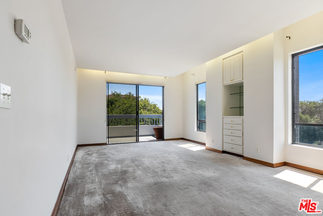 1220 Roxbury Dr Unit: 302