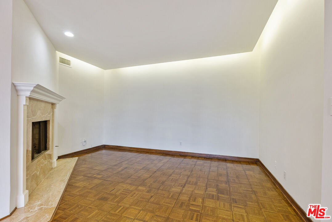 1220 Roxbury Dr Unit: 302