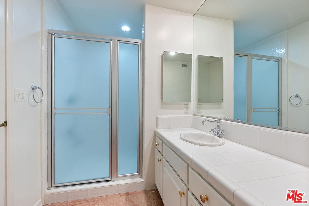 1220 Roxbury Dr Unit: 302