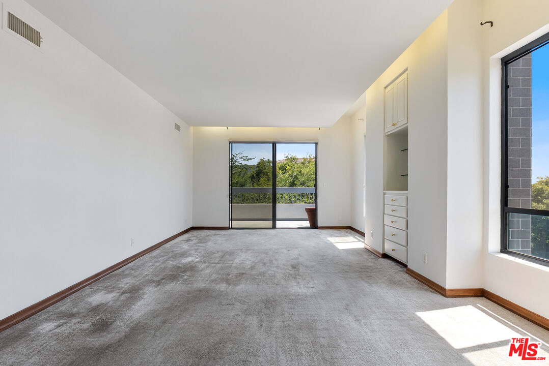 1220 Roxbury Dr Unit: 302