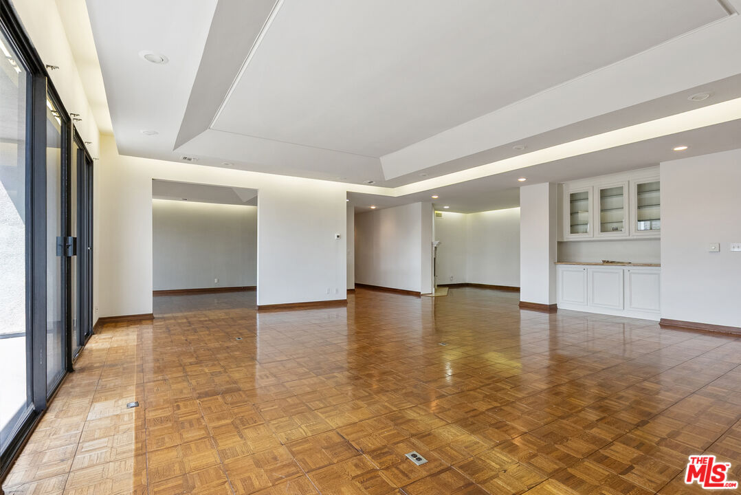 1220 Roxbury Dr Unit: 302