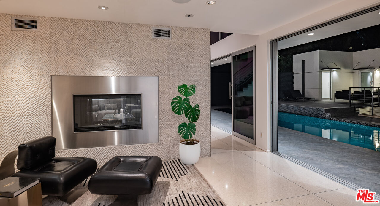 1545 Sunset Plaza Dr