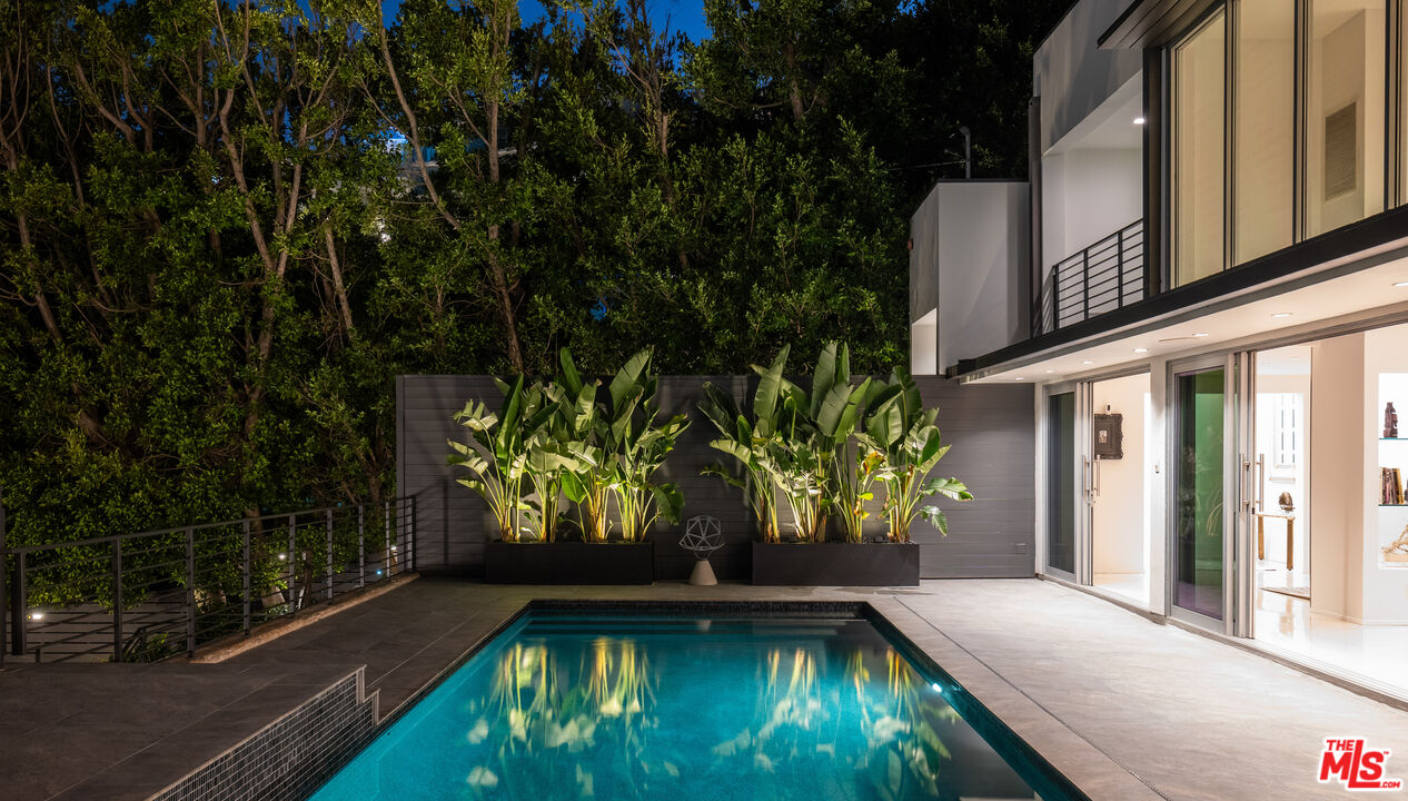 1545 Sunset Plaza Dr