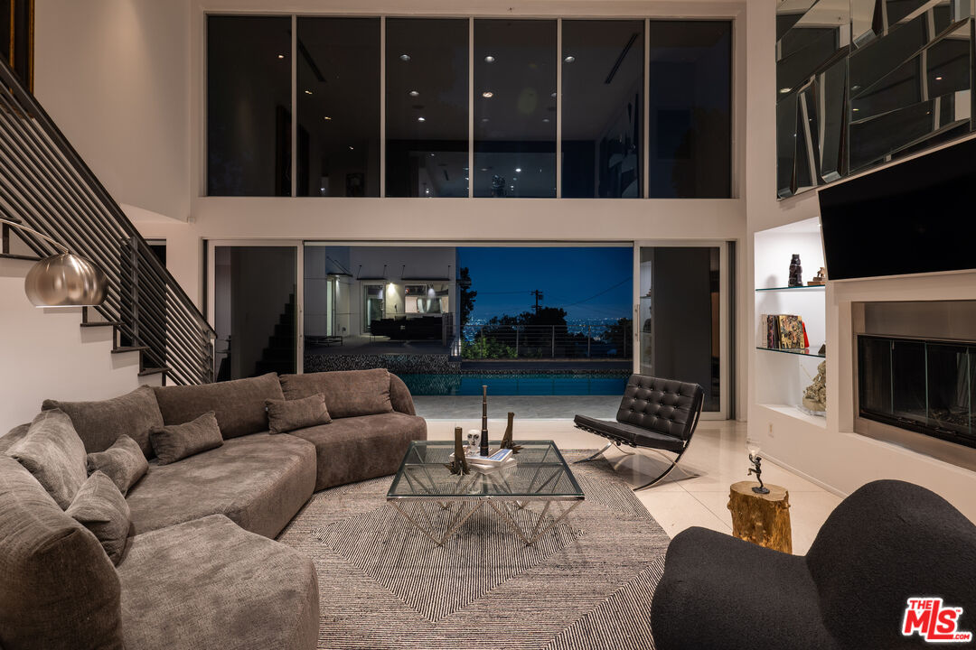 1545 Sunset Plaza Dr