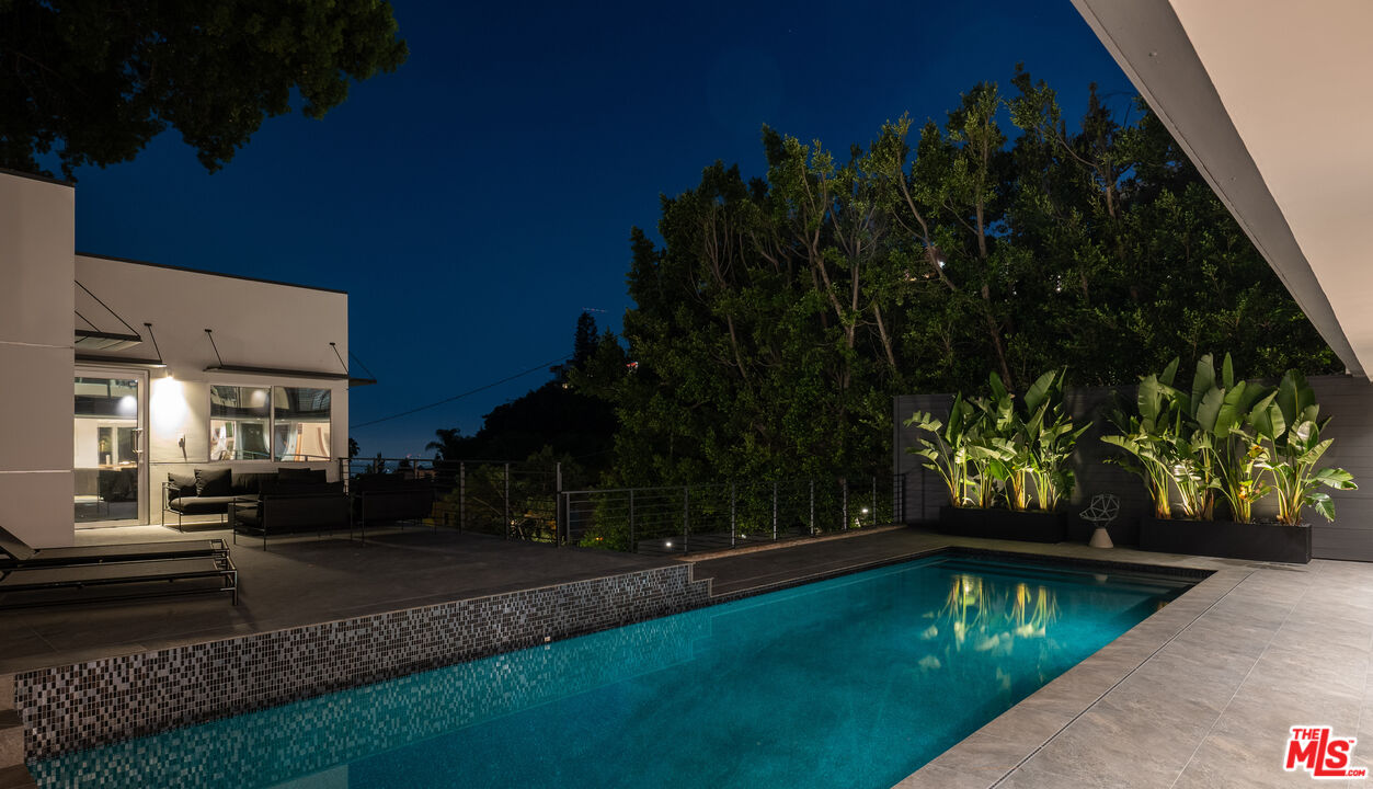 1545 Sunset Plaza Dr