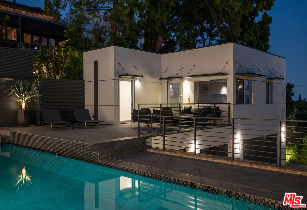 1545 Sunset Plaza Dr
