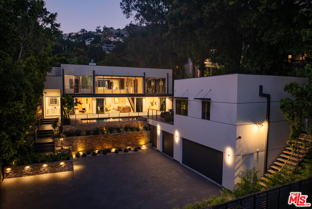 1545 Sunset Plaza Dr