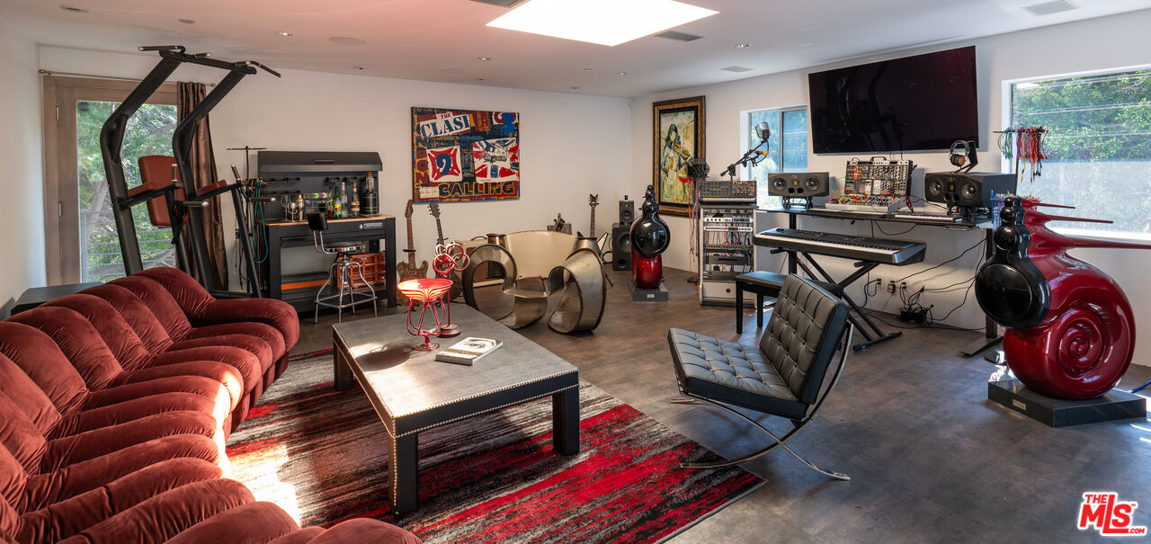 1545 Sunset Plaza Dr