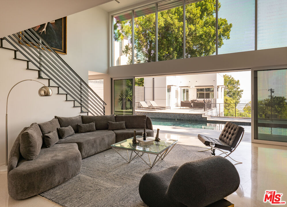 1545 Sunset Plaza Dr
