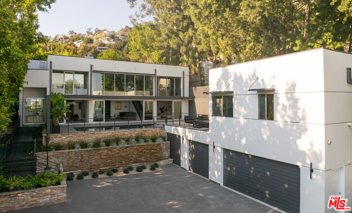 1545 Sunset Plaza Dr