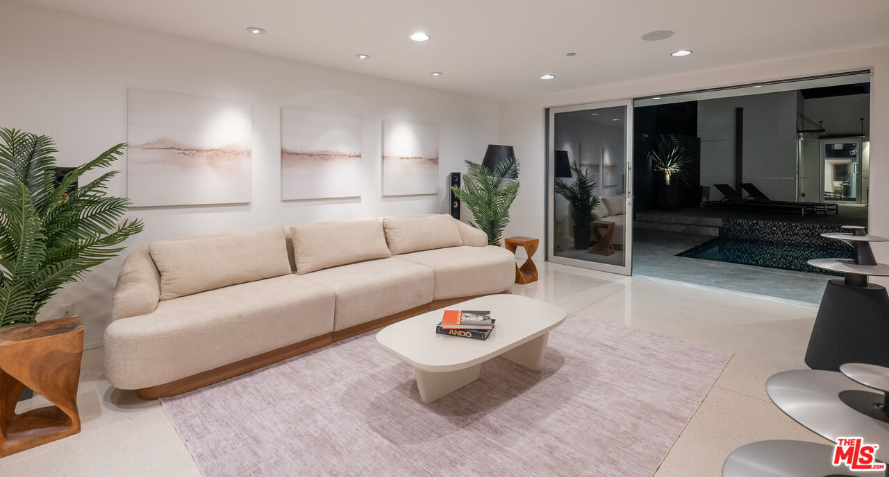 1545 Sunset Plaza Dr