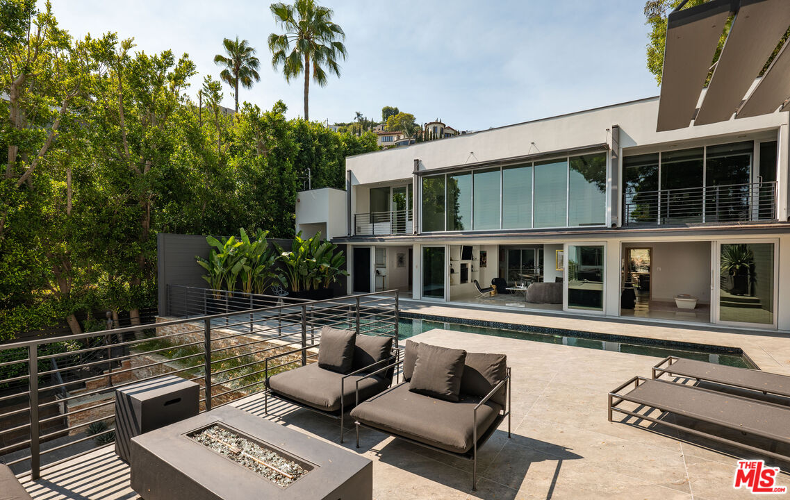 1545 Sunset Plaza Dr