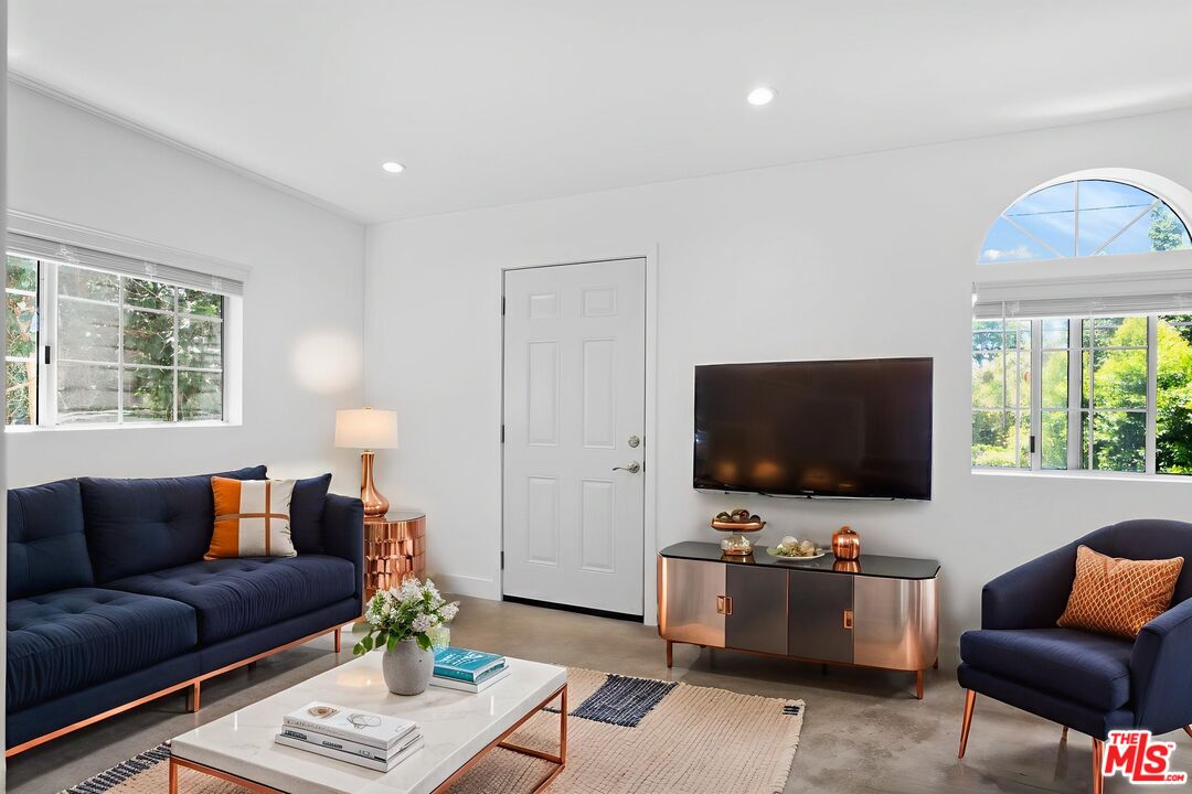 5543 Fallbrook Ave