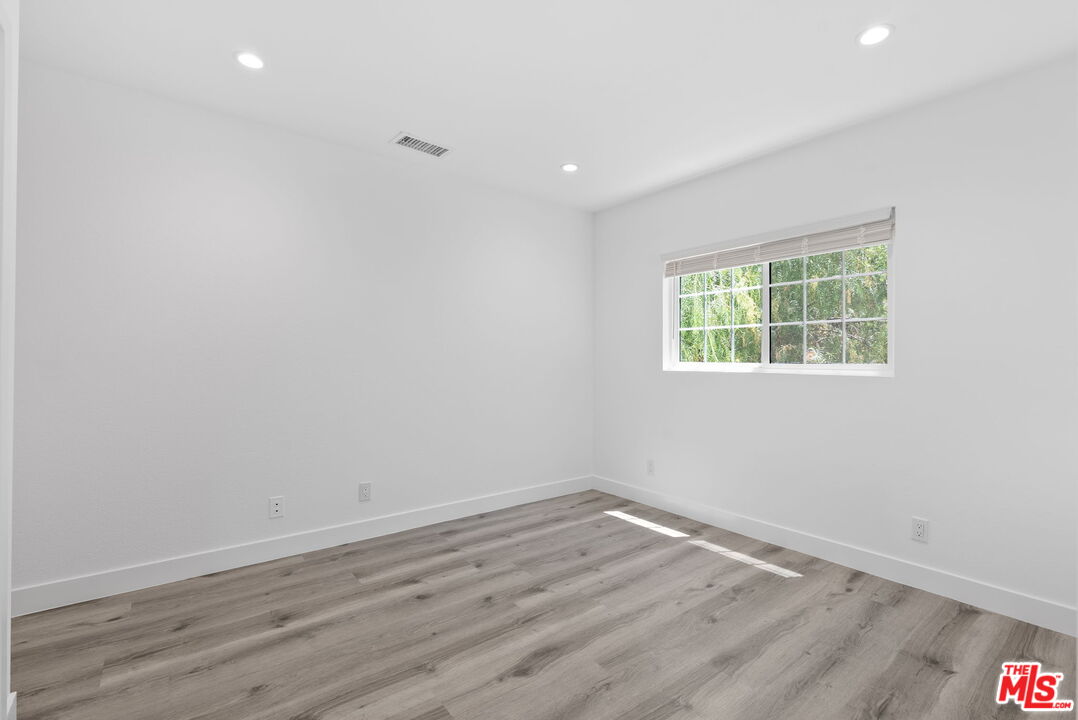 5543 Fallbrook Ave