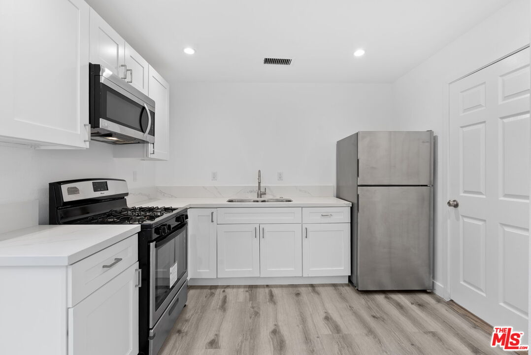 5543 Fallbrook Ave