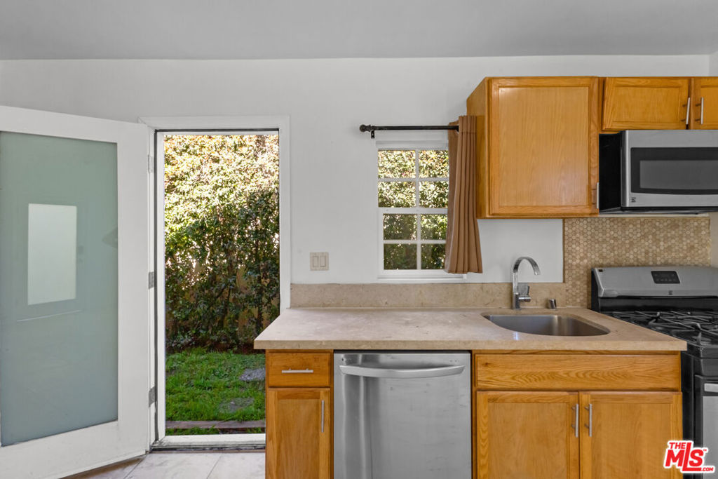 191 S Gardner Street