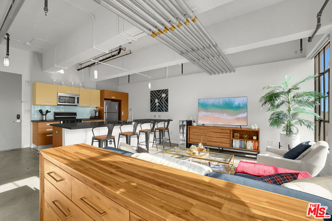 746 S Los Angeles St Unit: 707