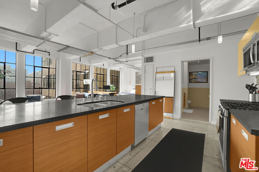 746 S Los Angeles St Unit: 707