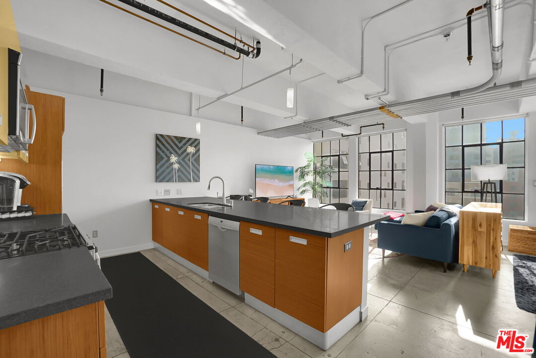 746 S Los Angeles St Unit: 707