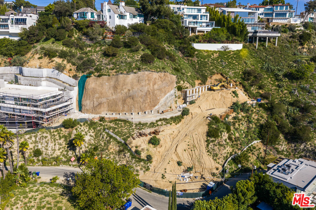 2004 Sunset Plaza Dr