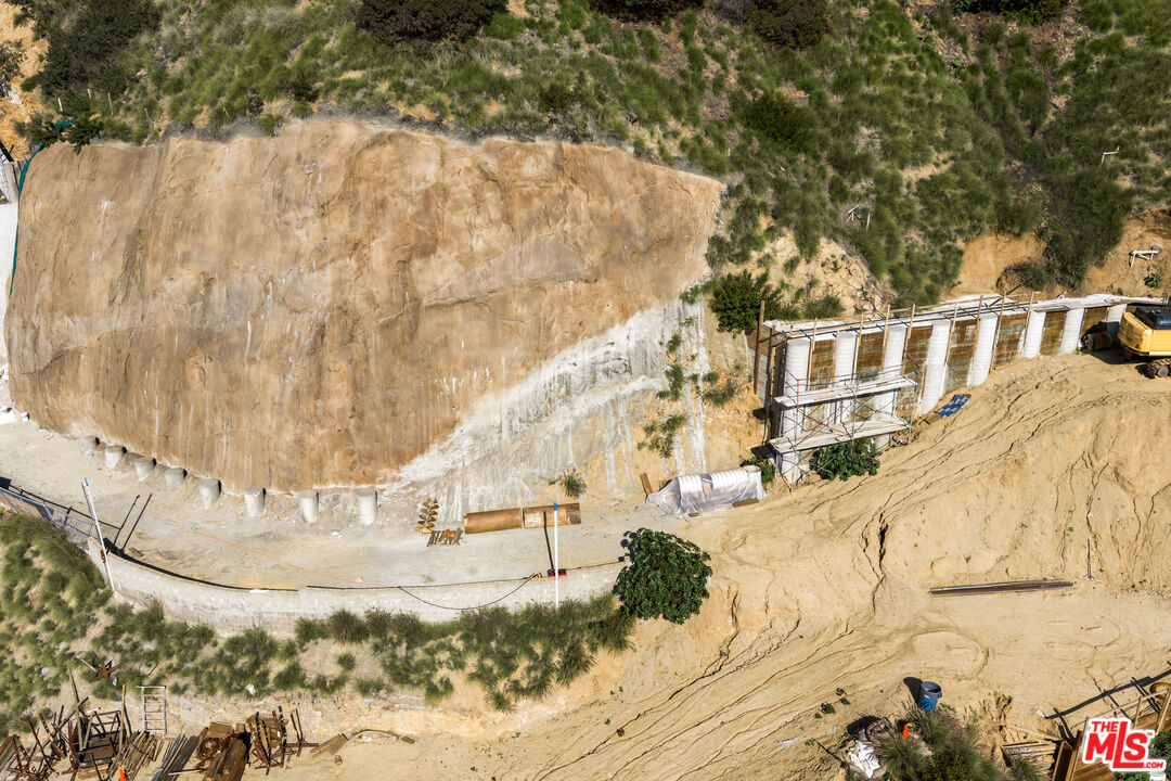 2004 Sunset Plaza Dr