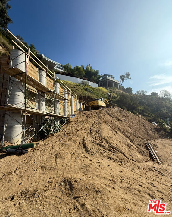 2004 Sunset Plaza Dr