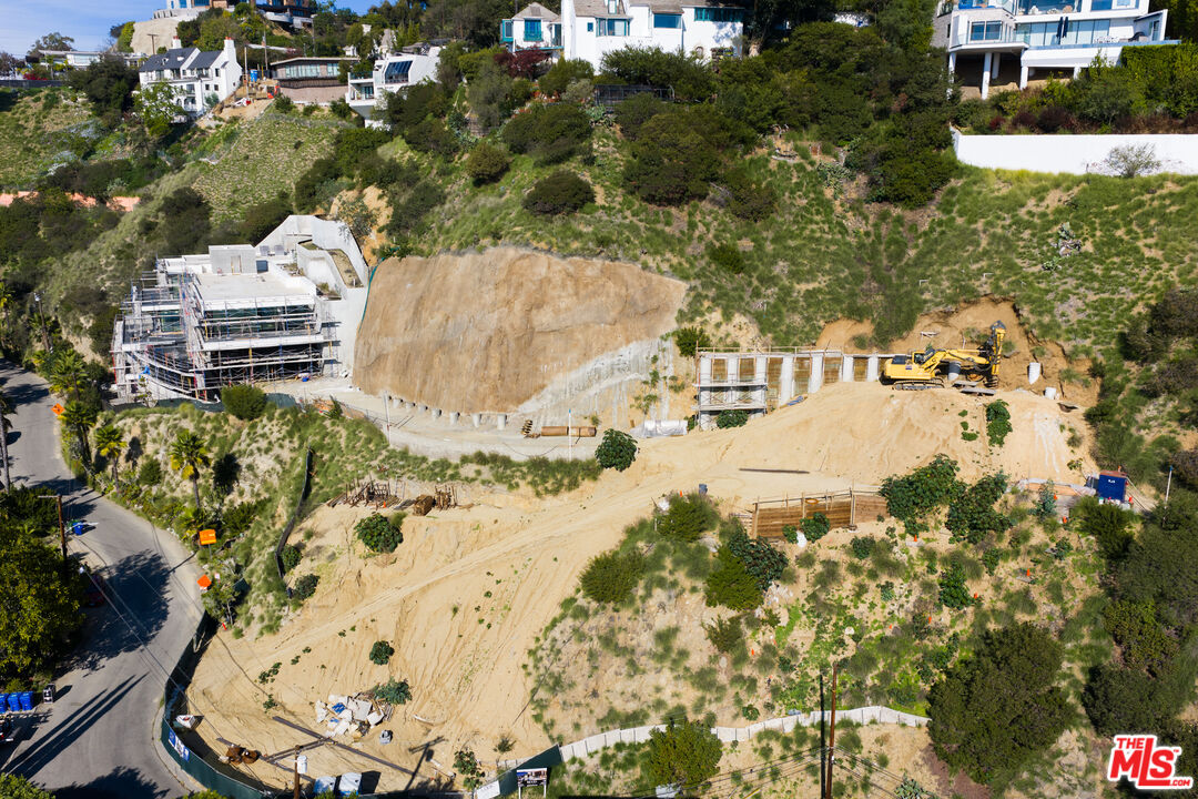 2004 Sunset Plaza Dr