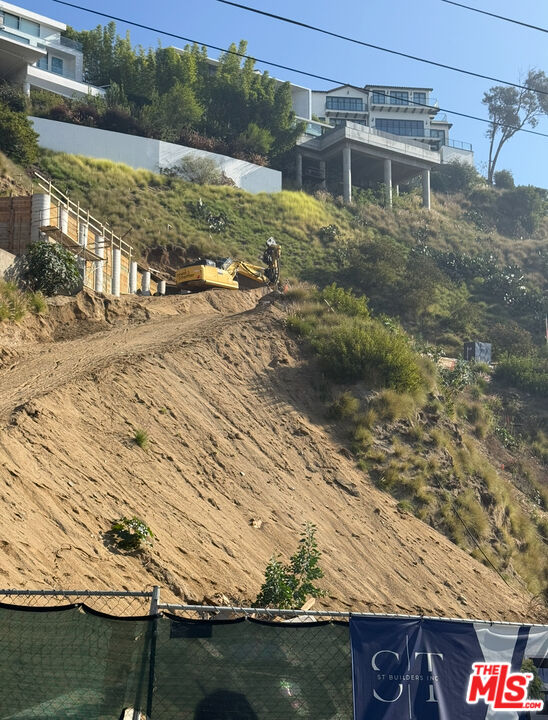 2004 Sunset Plaza Dr