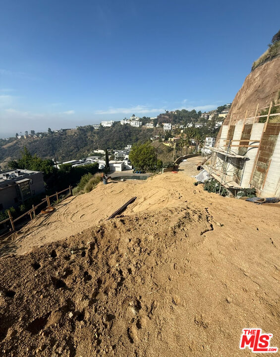 2004 Sunset Plaza Dr