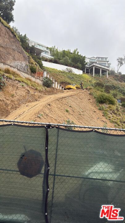 2004 Sunset Plaza Dr