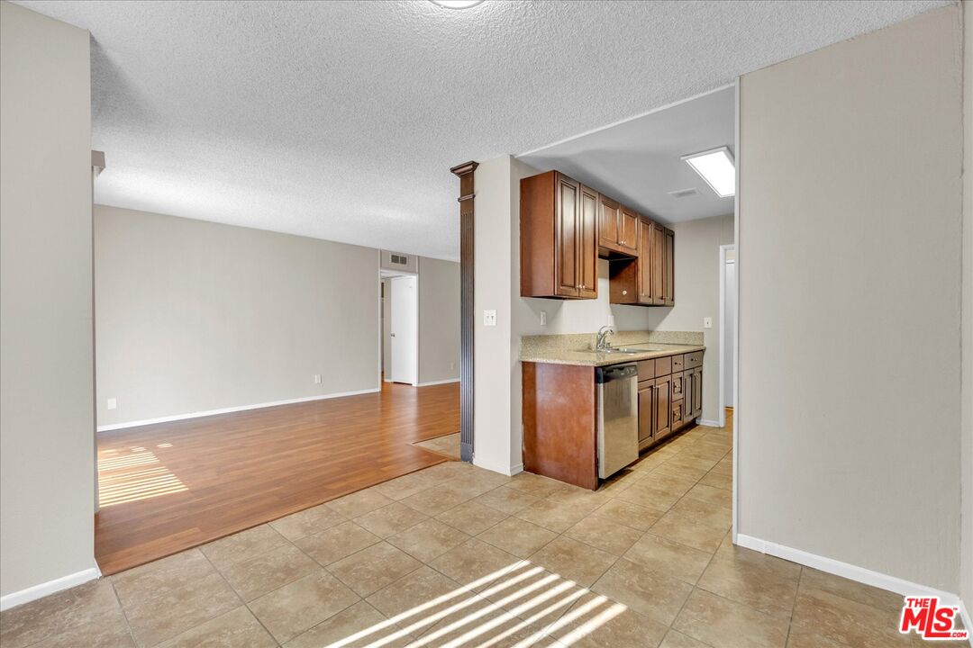 5437 Corteen Pl Unit: 106