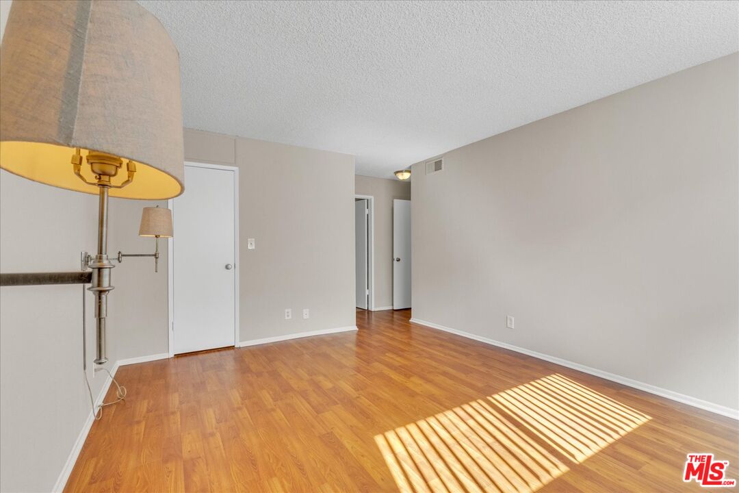 5437 Corteen Pl Unit: 106