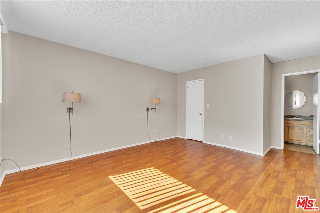 5437 Corteen Pl Unit: 106