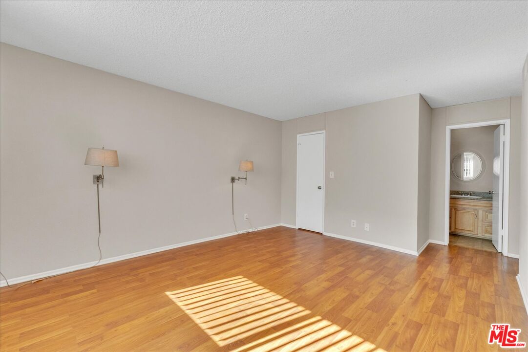 5437 Corteen Pl Unit: 106