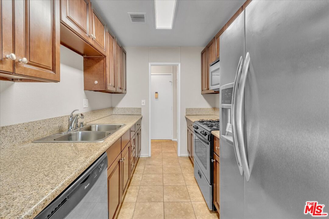 5437 Corteen Pl Unit: 106