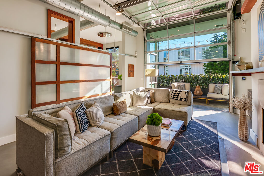 1152 N La Cienega Blvd Unit: 201