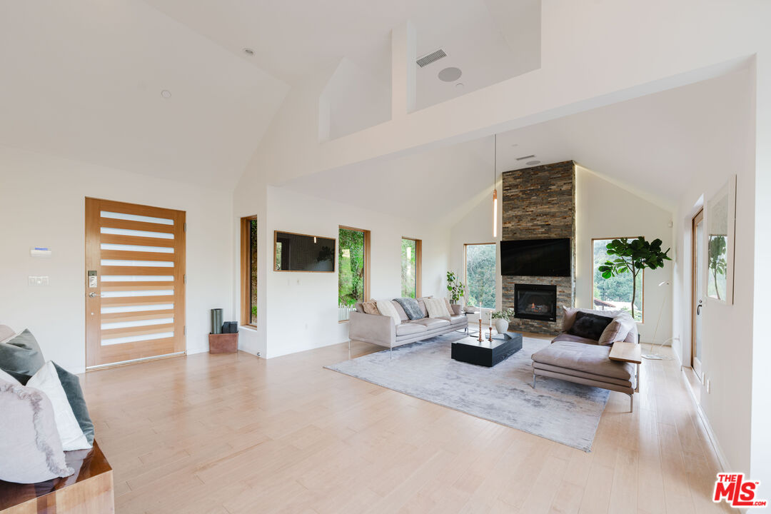 10110 Cielo Dr