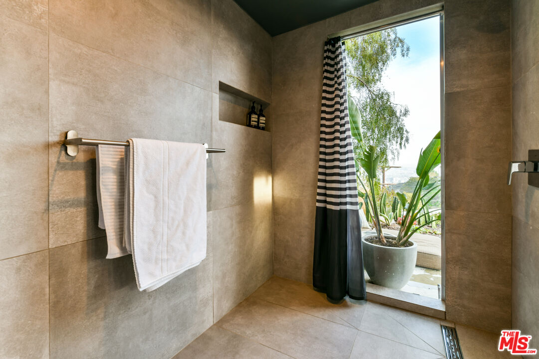 7107 Pacific View Dr