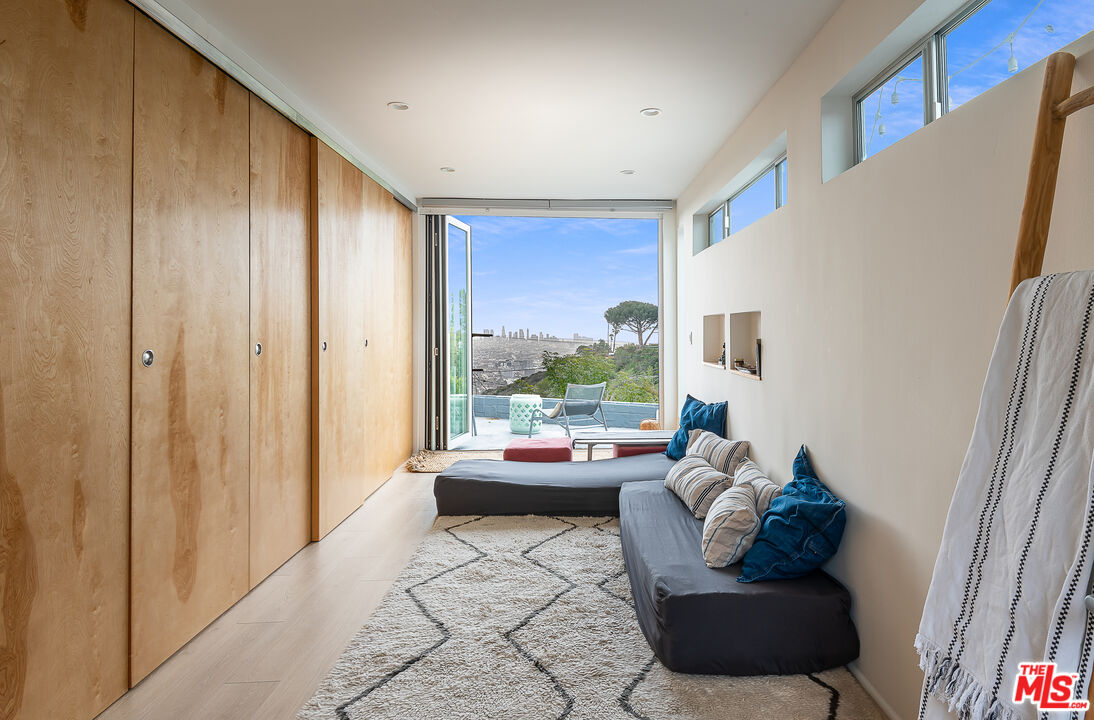 7107 Pacific View Dr
