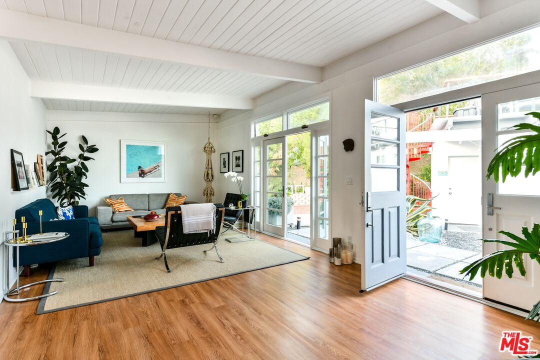 7107 Pacific View Dr
