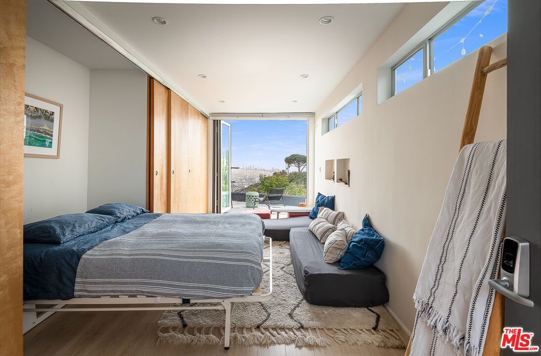 7107 Pacific View Dr