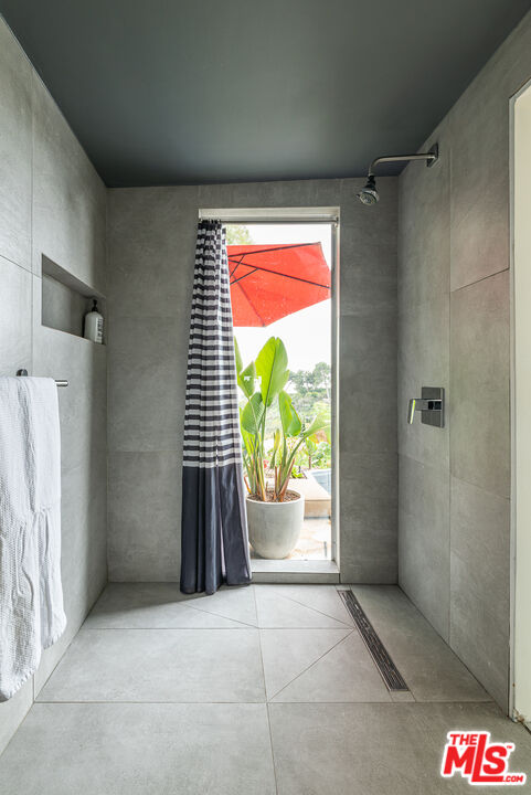 7107 Pacific View Dr