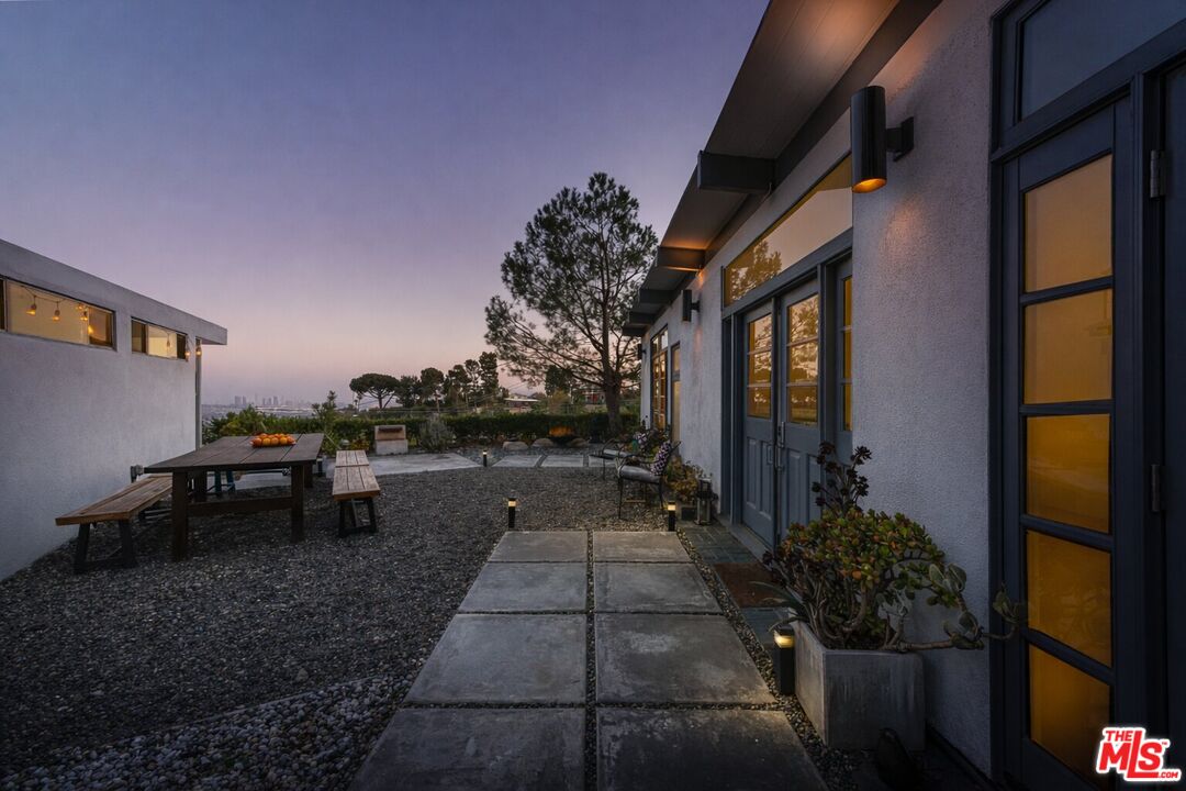 7107 Pacific View Dr