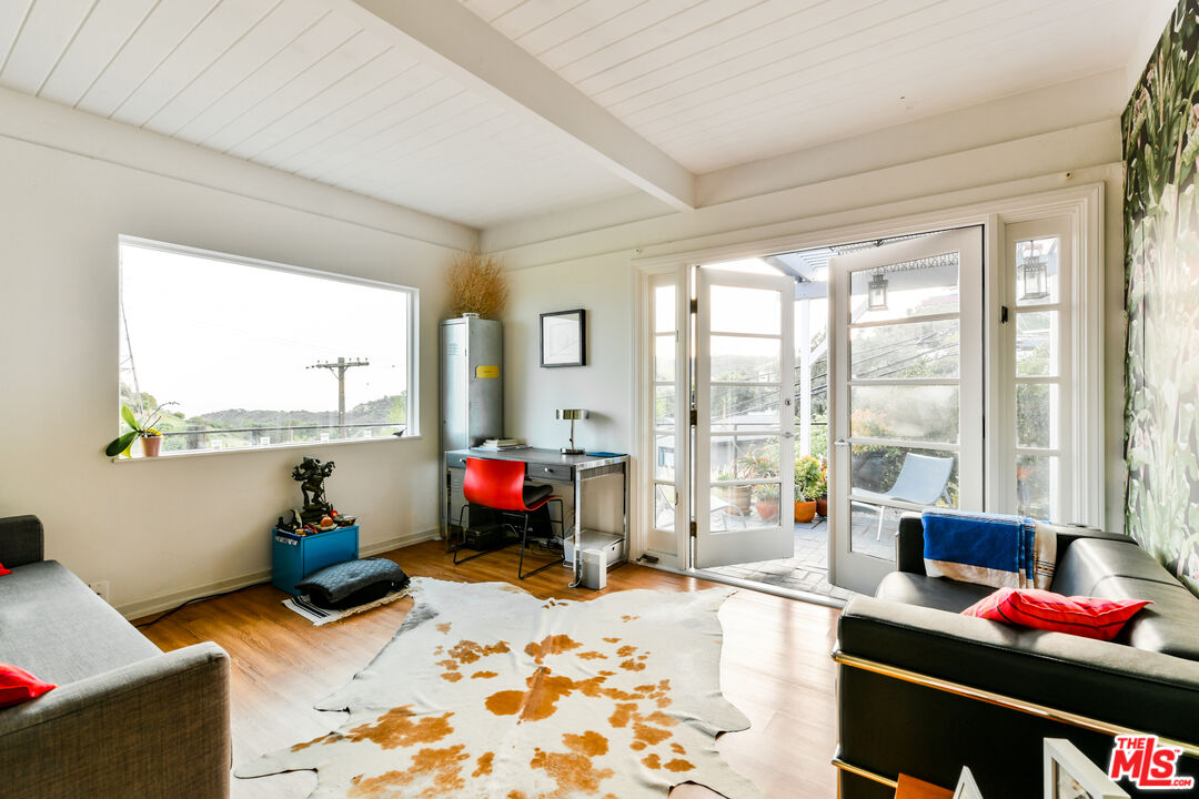7107 Pacific View Dr