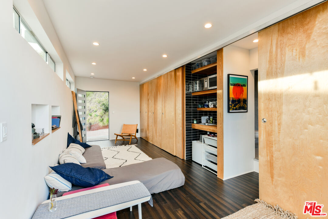7107 Pacific View Dr