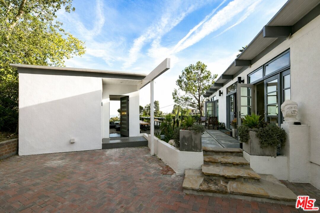 7107 Pacific View Dr